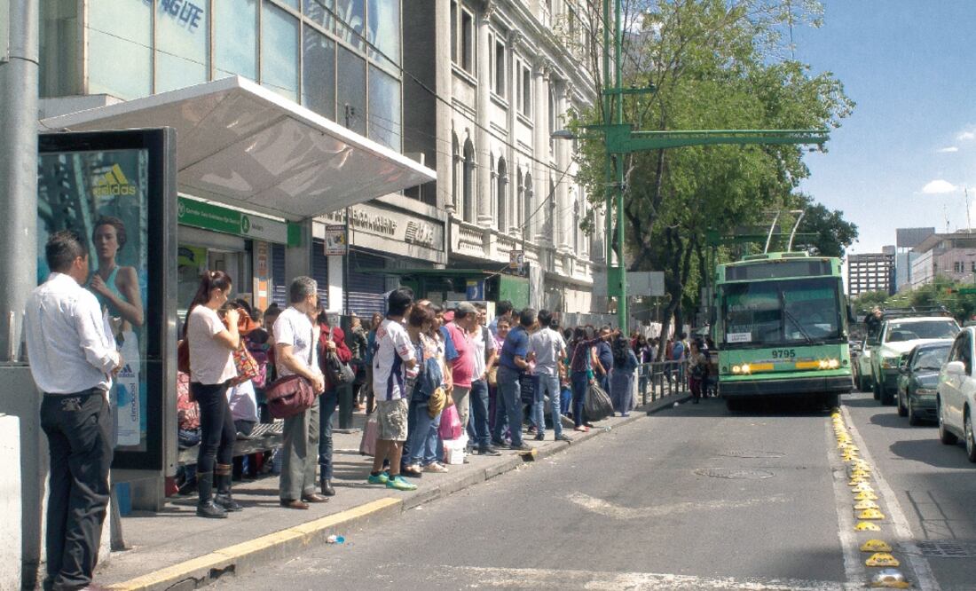 Debido al endurecimiento del programa Hoy No Circula, la gente debe esperar hasta media hora para abordar el trolebús que corre en el Eje Central (ARELI MARTÍNEZ. EL UNIVERSAL)