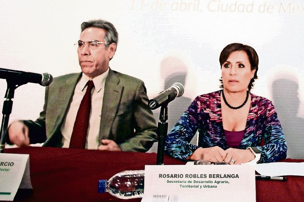 Enrique González (izq.), subsecretario de Ordenamiento Territorial de Sed at u , a cargo de Rosario Robles, dijo que se busca fortalecer el enfoque de género (ARCHIVO EL UNIVERSAL)