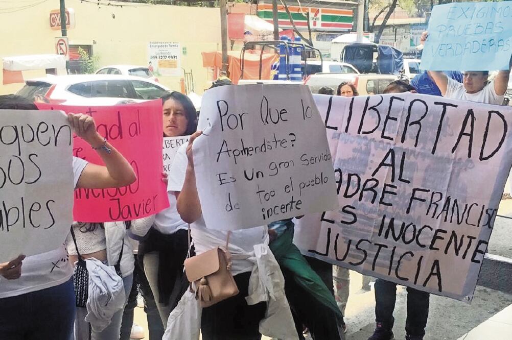 Defensa. El jueves pasado un grupo de seguidores del sacerdote se manifestó en la sede de la PGJ, en la colonia Doctores. Foto/ARCHIVO EL UNIVERSAL
