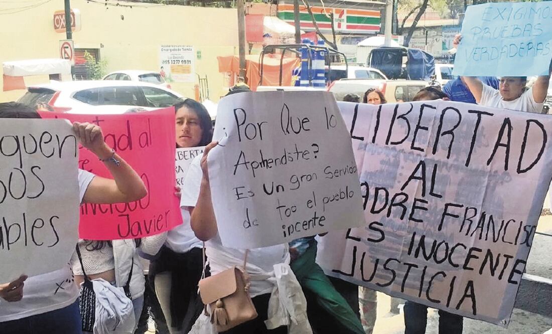 Defensa. El jueves pasado un grupo de seguidores del sacerdote se manifestó en la sede de la PGJ, en la colonia Doctores. Foto/ARCHIVO EL UNIVERSAL