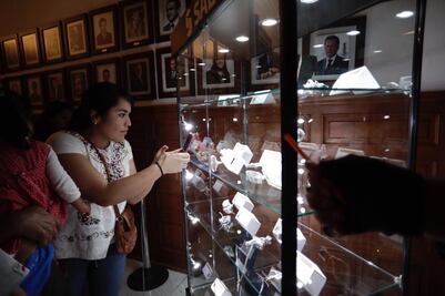 Exhiben en Los Pinos joyas incautadas al crimen organizado