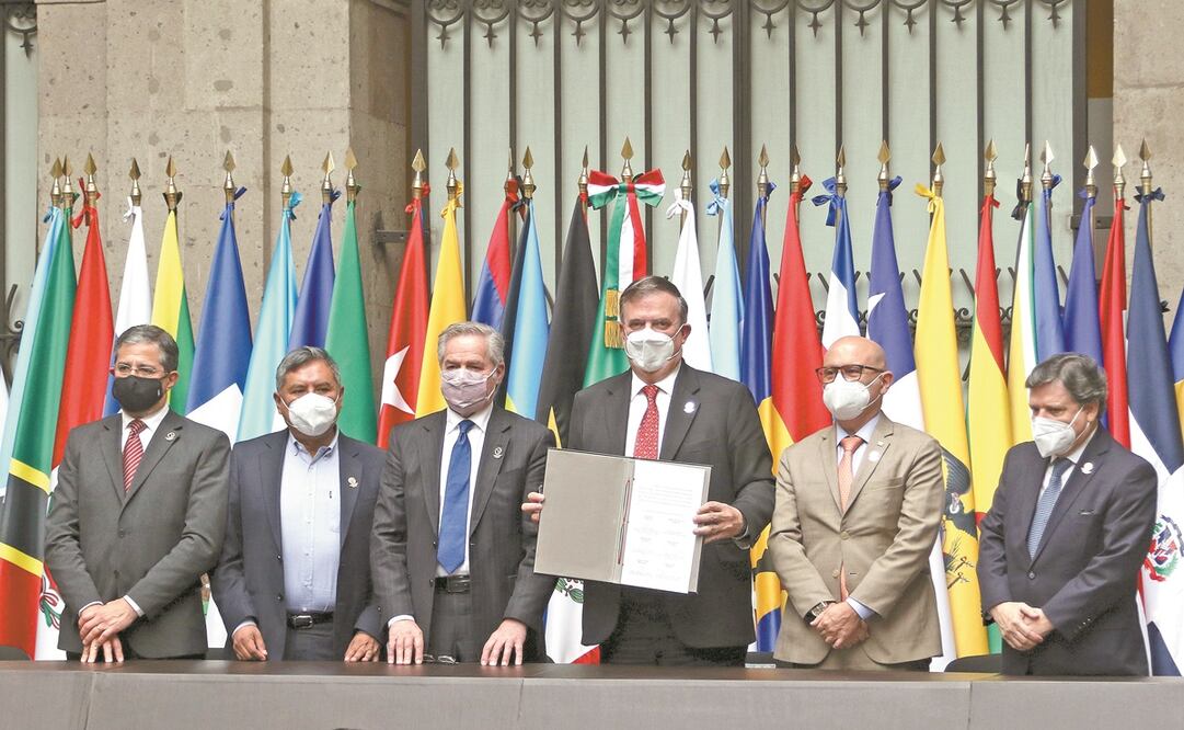 Marcelo Ebrard (centro) firmó el proyecto para la creación de la Agencia Latinoamericana y Caribeña del Espacio. Foto: Carlos Mejía. EL UNIVERSAL