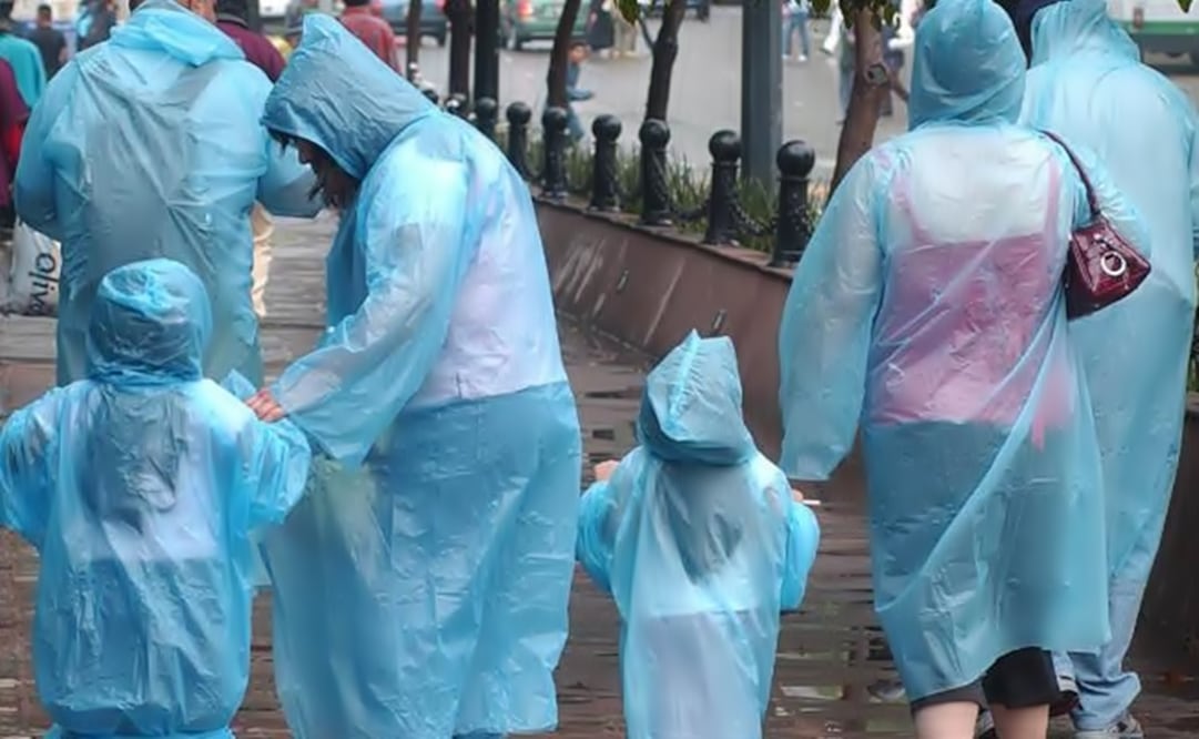 People are getting ready to face the rain. (Photo: File/EL UNIVERSAL)