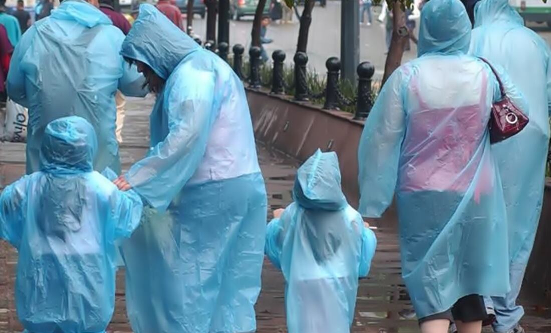 People are getting ready to face the rain. (Photo: File/EL UNIVERSAL)