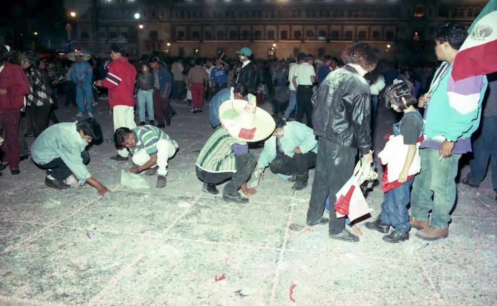 Desde los años 70, los espectáculos de música y baile formaron parte de las celebraciones patrias en el Zócalo, pero muchas veces quedaron en segundo plano, mientras cientos o miles de asistentes hacían su propia diversión gracias al confeti y las travesuras. Foto: Gustavo Hurtado/Archivo EL UNIVERSAL.