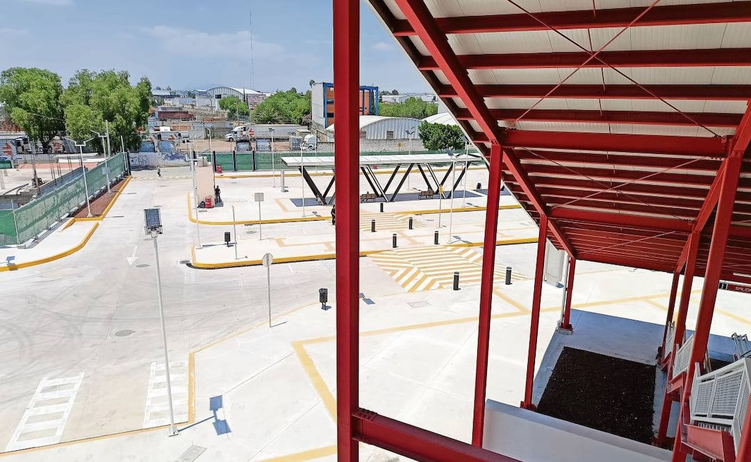 En los andenes de la ETRAM con salida a la calle Camino Real no se encuentra sin ningún tipo de transporte. Foto: GISELA GONZÁLEZ/EL UNIVERSAL