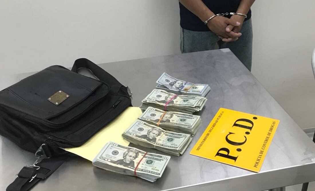 Un mexicano de apellidos Suárez Vargas, de 51 años y aparentemente de Jalisco, permanecía esposado en la noche del miércoles en una sala del principal aeropuerto de Costa Rica, tras ser sorprendido con 27 mil 100 dólares. (Foto: PCD Costa Rica).