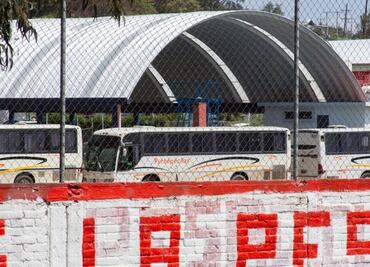 Suman 16 autobuses retenidos por normalistas en Michoacán: SSP