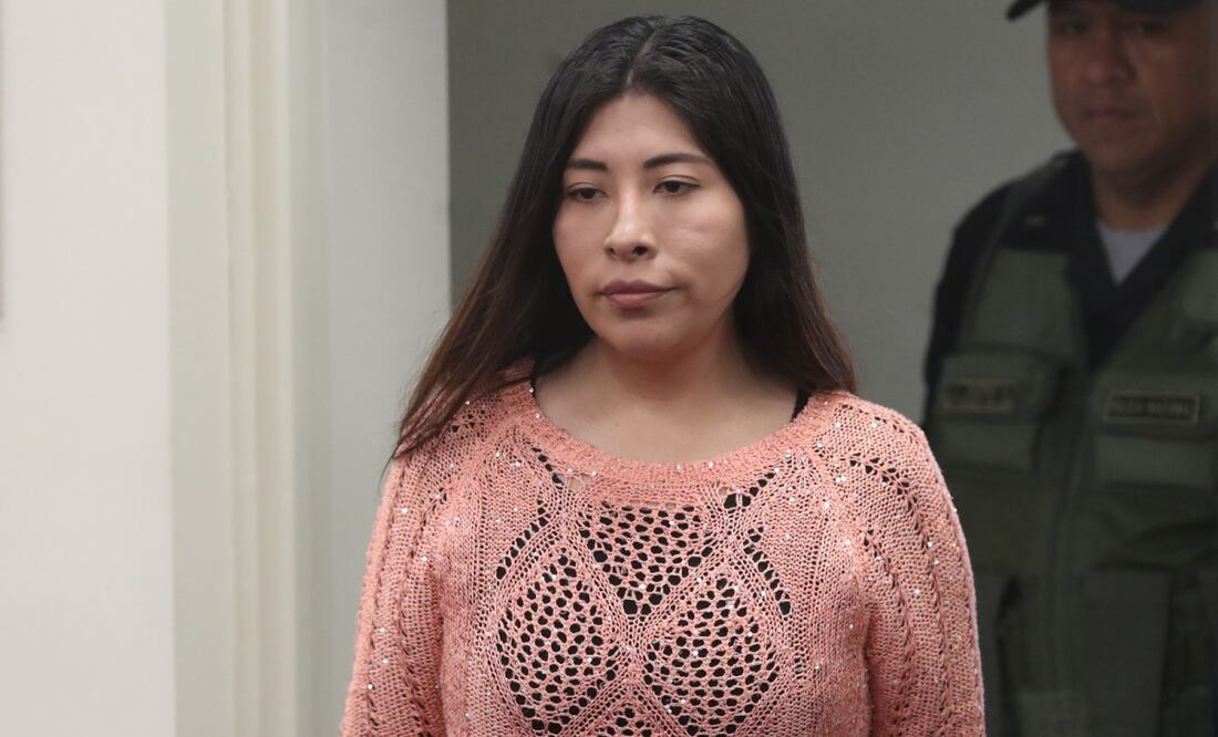 Fotografía de archivo del 18 de marzo de 2025 de la ex primera ministra de Perú Betssy Chávez (i) en una audiencia este martes, en Lima (Perú). Betssy Chávez (1989) ha llevado a Perú a romper las relaciones con México al conocerse que está asilada en la embajada mexicana, dos meses después de que saliese de prisión para seguir en libertad el juicio donde se le acusa de cómplice del fallido intento de golpe de Estado de Castillo. Foto: EFE/ Paolo Aguilar