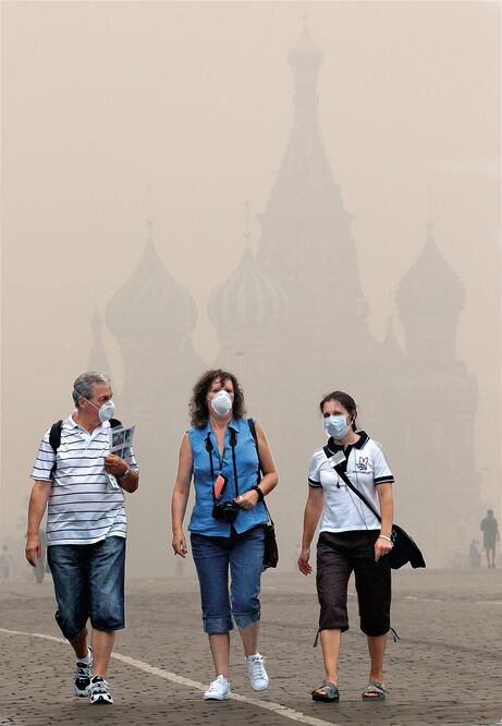 Turistas, con cubrebocas, en la Plaza Roja, en Moscú. En 2010 aumentó el nivel de la polución por los incendios forestales (ALEXANDER DEMIANCHUK. REUTERS)