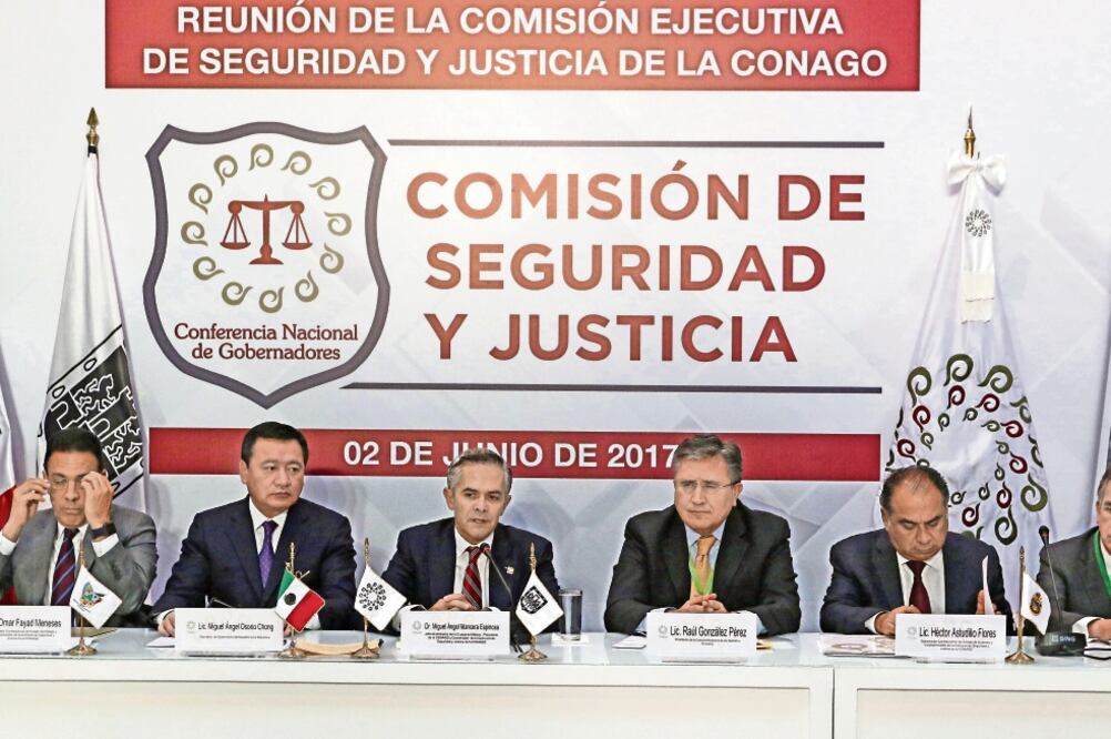 El secretario de Gobernación, Miguel Ángel Osorio Chong (primero de izq. a der.), encabezó la reunión con la Conago en la que habló sobre los problemas para el mecanismo de protección a periodistas (SAÚL LÓPEZ. CUARTOSCURO)