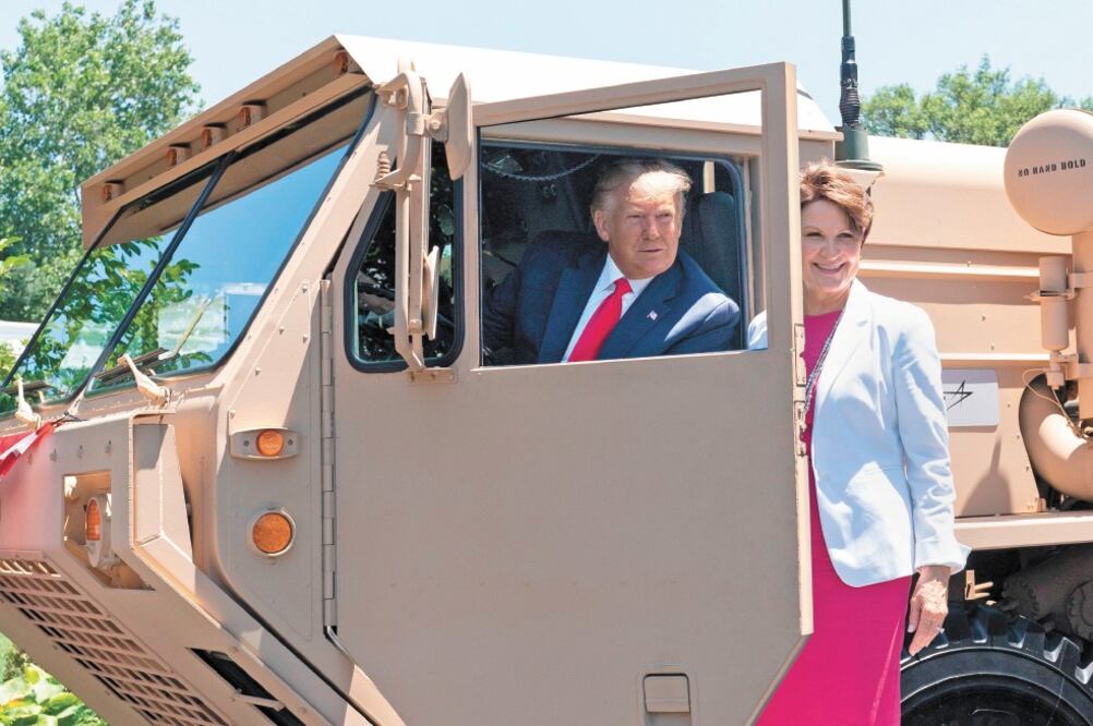El presidente estadounidense, Donald Trump, a bordo de un lanzamisiles durante la exhibición anual de Make American Grate. Foto: CHRIS KLEPONIS. EFE