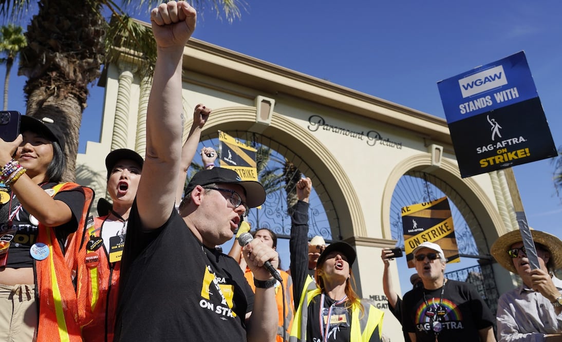El principal negociador del sindicato de actores SAG-AFTRA Duncan Crabtree-Ireland, izquierda, durante una protesta de actores en huelga frente al estudio de Paramount Pictures el 3 de noviembre de 2023 en Los Angeles. Foto: AP/Chris Pizzello.