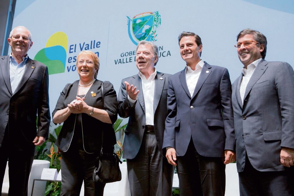 Los presidentes (de izq. a der.) de Perú, Pedro Pablo Kuczynski; de Chile, Michelle Bachelet; de Colombia, Juan Manuel Santos; de México, Enrique Peña Nieto, y del Banco Interamericano de Desarrollo, Luis Alberto Moreno. (PRESIDENCIA)