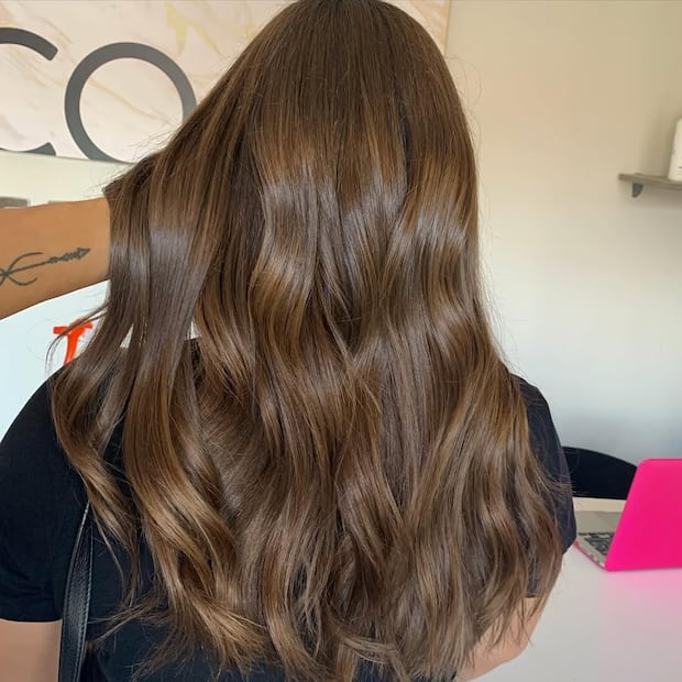 Rubio oscuro y ceniza: el tono que disimula las canas sin retoques constantes. Foto: Instagram @eduardosaing