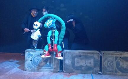 "Panteón de fiesta", una puesta en escena con títeres y muertos 
