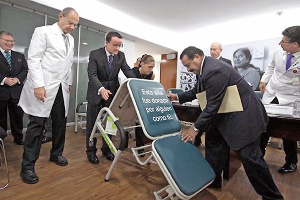 La Fundación IMSS recaudó fondos para hacer realidad la compra de sillas-cama que muestra el director del instituto, Mikel Arriola (IMSS)