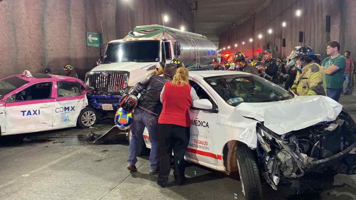 Fotos: Especiales/La carambola dejó siete vehículos dañados y siete heridos 