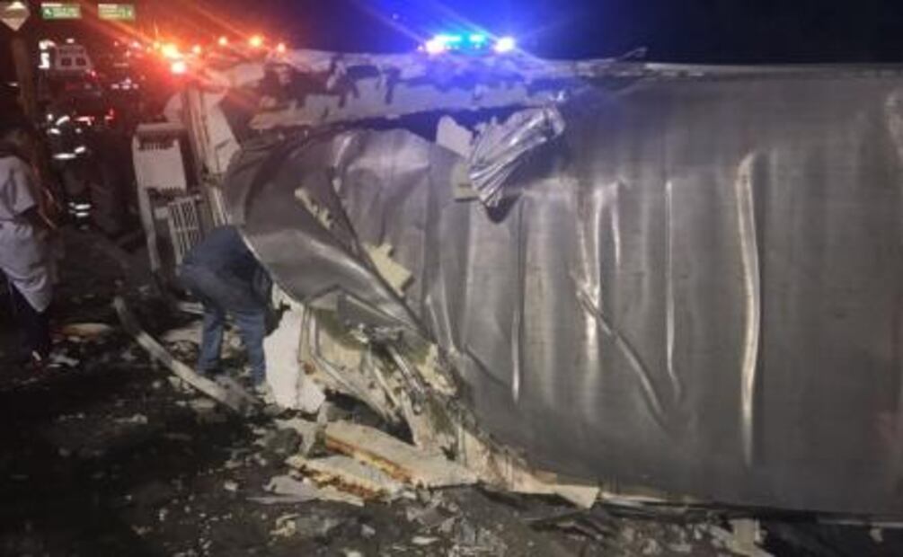 Reportan volcadura de tráiler en Periférico
