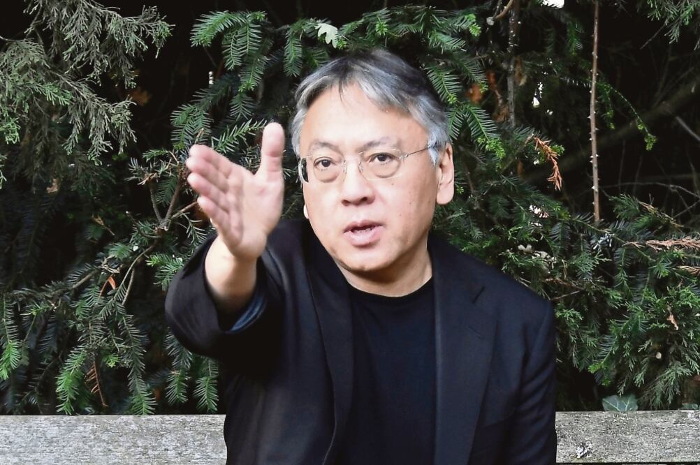 Kazuo Ishiguro, hijo de migrantes, forma parte de una generación de escritores en lengua inglesa que han renovado la literatura británica. (TOBY MELVILLE. REUTERS)