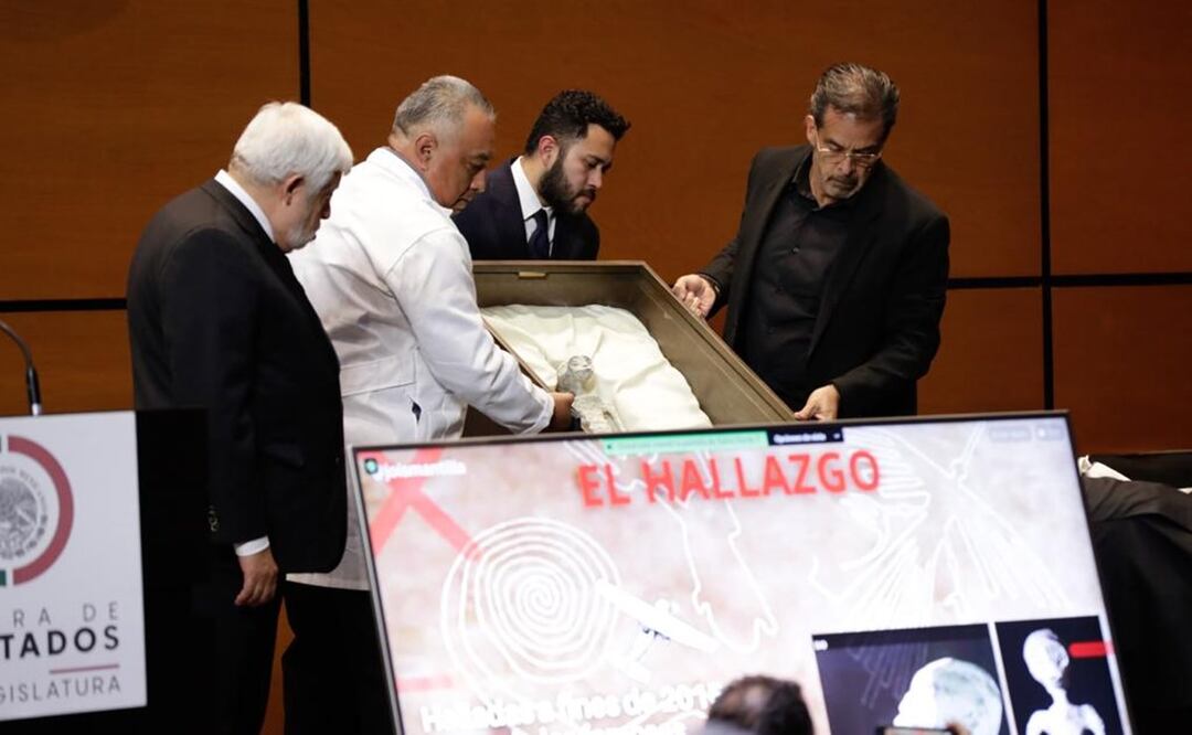 Jaime Maussan presenta "seres no humanos" momificados en San Lázaro. / Foto: Diego Simón / EL UNIVERSAL.