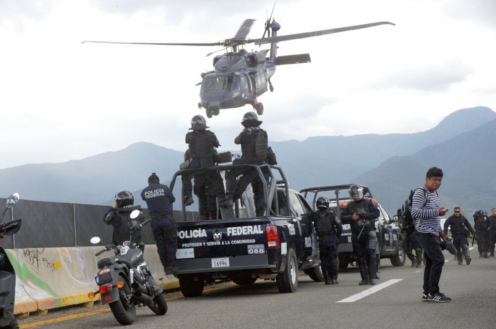 Un helicóptero de la Policía Federal acudió a un punto cercano al crucero de Hacienda Blanca Etla para recoger a algunos elementos que resultaron heridos en el enfrentamiento entre policías y grupos afines a la CNTE (EDWIN HERNÁNDEZ. EL UNIVERSAL)