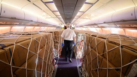 Cómo será la compleja misión de distribuir por avión la vacuna contra el coronavirus