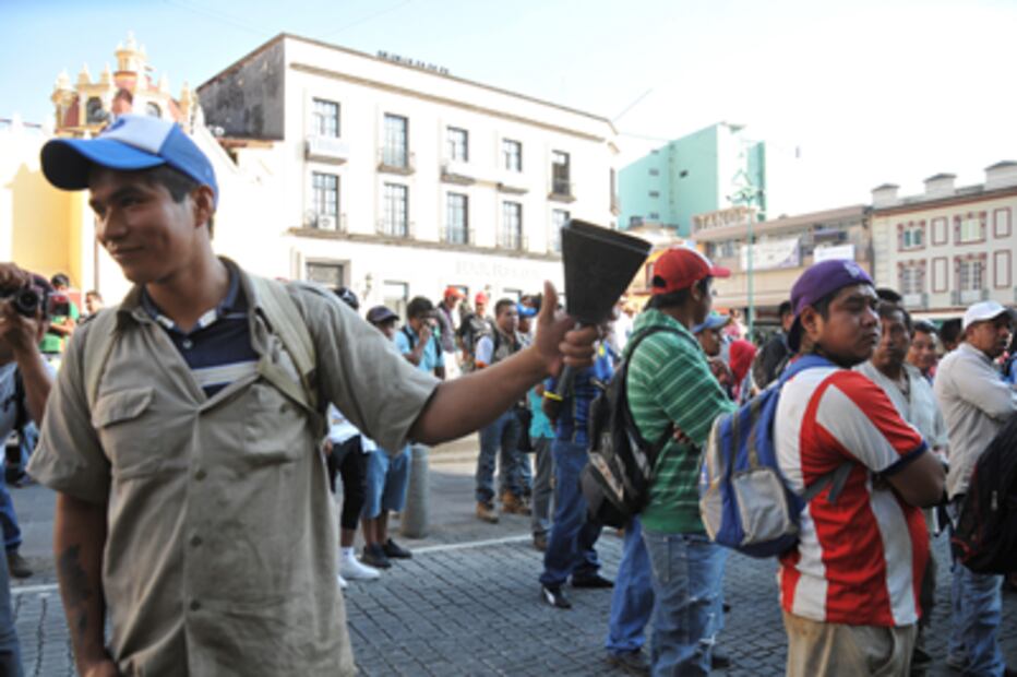 Protestan trabajadores de limpia en Xalapa ante crisis de basura