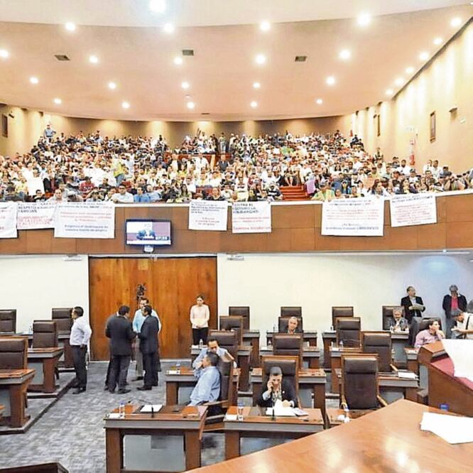 Trabajadores se manifestaron en el Congreso del estado para solicitar a los diputados que se levante el paro de labores en la mina, pues se suspendieron los pagos a empleados y a programas de inversión social. IRMA MEJÍA. EL UNIVERSAL