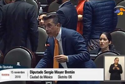 De nuevo Sergio Mayer… ahora confunde Palacio Nacional con Bellas Artes