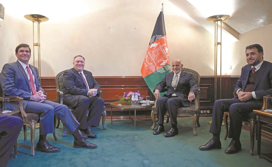El secretario de Estado, Mike Pompeo (segundo de izq. a der.), se reunió ayer con el presidente de Afganistán, Ashraf Ghani (a su lado), en Múnich. Foto: ANDREW CABALLERO. REUTERS