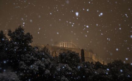 Espeso manto de nieve cubre la Acrópolis de Atenas. Así luce el icónico monumento de la Antigua Grecia