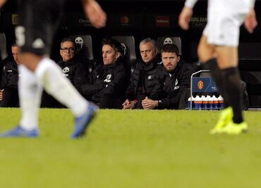 Mourinho deja el Manchester United tras mal comienzo de temporada