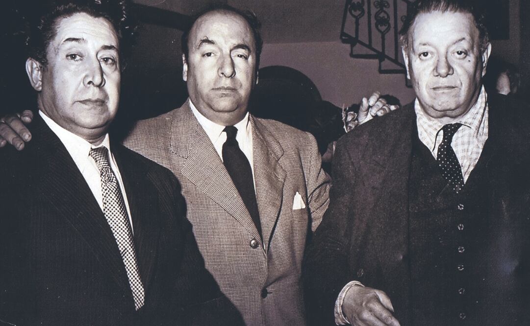 Los pintores mexicanos David Alfaro Siqueiros y Diego Rivera acompañan al poeta chileno Pablo Neruda. Foto: Archivo El Universal.