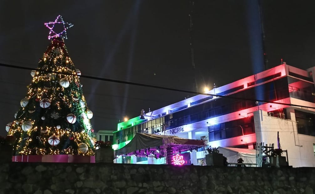 Isaac Montoya realiza encendido de árbol navideño en Naucalpan; instalarán por primera vez pistas de hielo gratuitas.
Foto: Gisela González Granados