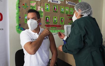 Se vacuna Murat contra influenza y da banderazo de inicio a campaña en Oaxaca