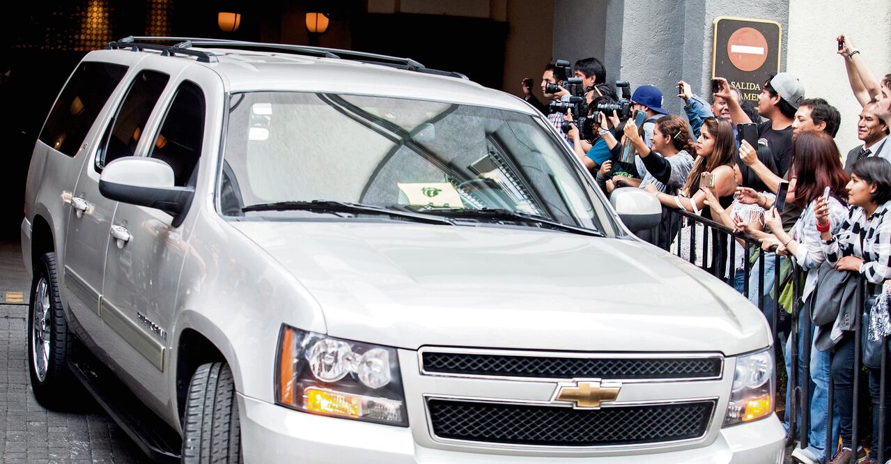 Varias generaciones de fans esperaron afuera del hotel para ver a sus ídolos  (CRISTOPHER ROGEL BLANQUET. EL UNIVERSAL)