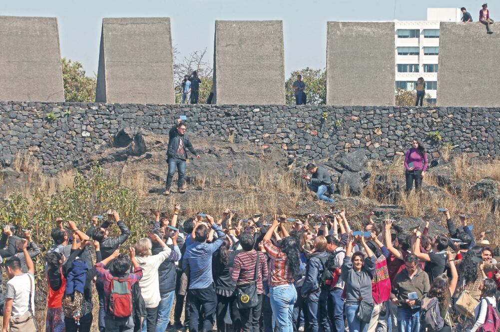 Alrededor de 200 personas se reunieron en el lugar, donde realizaron una intervención con espejos, que fue filmada con un dron (FOTOS: ADRIÁN HERNÁNDEZ. EL UNIVERSAL)