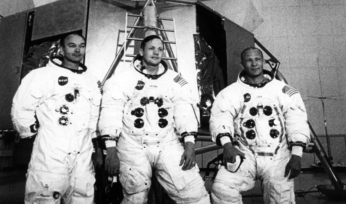 1969. Antes de emprender su histórico viaje a la Luna, fueron captados frente al simulador del módulo lunar, los astronautas norteamericanos Mike Collins, Neil Armstrong y Edwin Aldrin.Foto: Agencia Internacional, Archivo EL UNIVERSAL