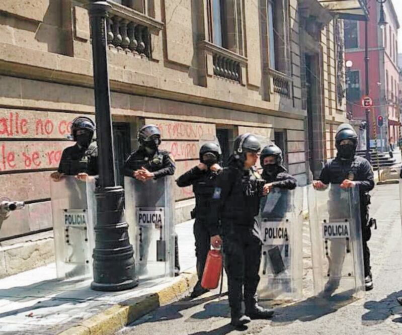 El grupo Atenea evitó la quema de una puerta del Congreso. ESPECIAL