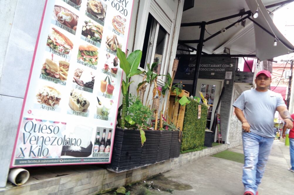 Comercio. Este restaurante en Panamá ofrece queso venezolano. La presencia de productos de ese país aumenta debido a la migración. (Foto: JOSÉ MELÉNDEZ - Enviado)