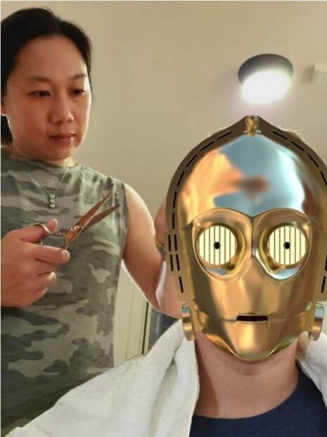 La esposa de Mark Zuckerberg le corta el pelo y provoca memes