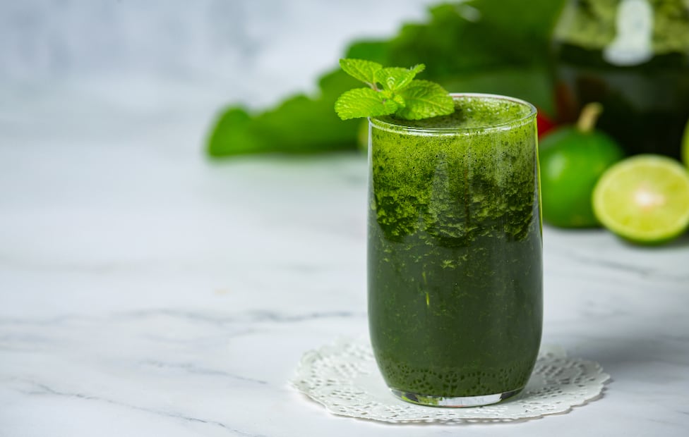 El consumo excesivo y diario de jugos verdes concentrados con hojas como la espinaca puede elevar el nivel de oxalatos en la orina. Foto: Magnific.