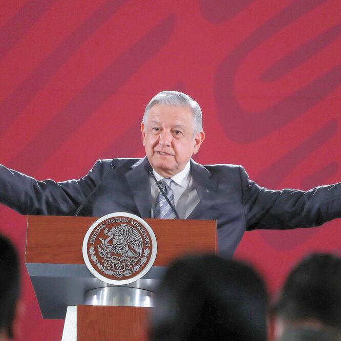 Andrés Manuel López Obrador adelantó que denunciará a aquellos que han contratado drones para conocer el estado del terreno y captar a la maquinaria en el lugar donde se construirá el aeropuerto de Santa Lucía. GERMÁN ESPINOSA. EL UNIVERSAL