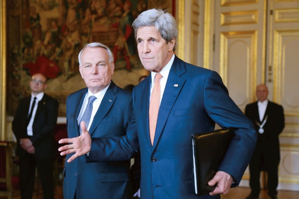 John Kerry, secretario de Estado de Estados Unidos, con Jean-Marc Ayrault, ministro de Exteriores francés, se reunieron ayer en París (CHARLES PLATIAU. REUTERS)