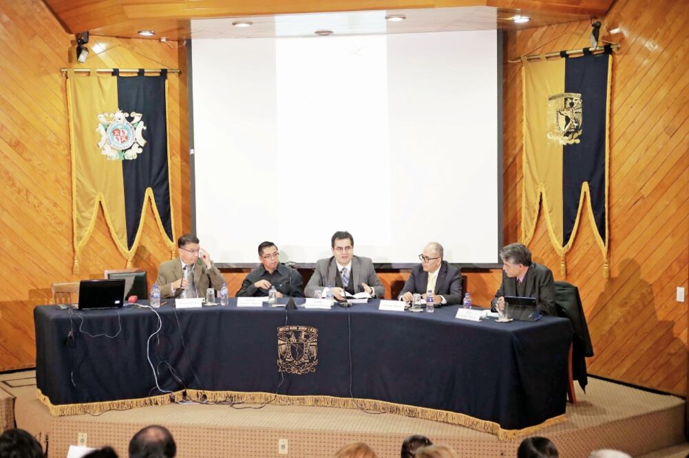 Ponentes del coloquio “Memoria de México en la Hemeroteca Nacional”, que ayer concluyó sus trabajos. (ALEJANDRA LEYVA. EL UNIVERSAL)