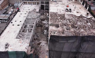 Colapsa estructura de edificio en demolición en San Antonio Abad; una persona es hospitalizada y tres más siguen atrapadas