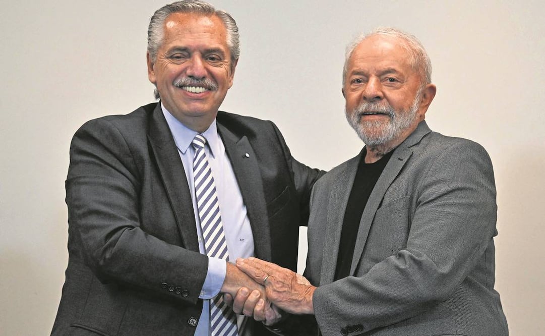 El presidente de Argentina, Alberto Fernández, se reunió ayer en Sao Paulo con Lula, ganador de las presidenciales en Brasil. Foto: Nelson Almeida/ AFP.