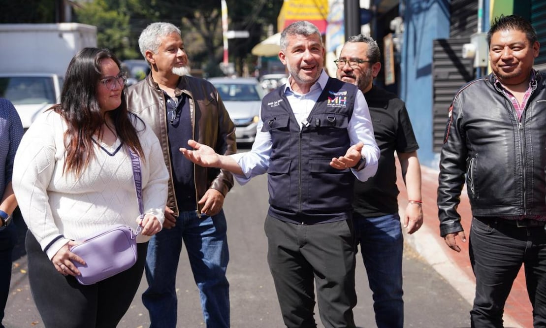 Mauricio Tabe, alcalde de Miguel Hidalgo, comparte detalles de su programa "Peso a Peso" con concejales de distintas alcaldías.