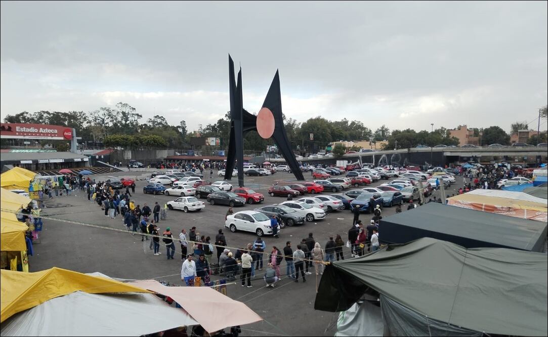 Los abonados hicieron una larga fila para acceder a la taquilla del Estadio Azteca - Foto: Oscar Torres / EL UNIVERSAL